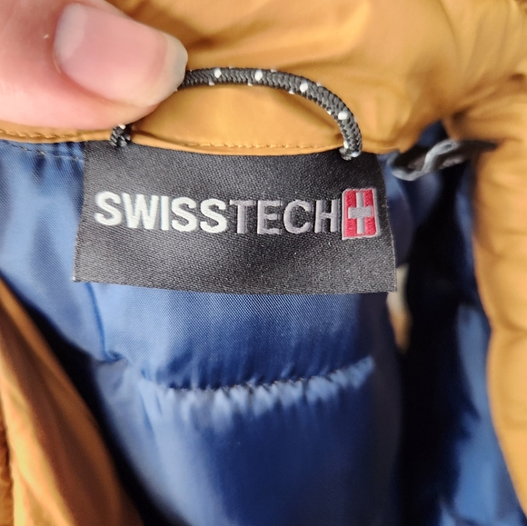 Swiss Tech puffer vest size small - Picture 11 of 14